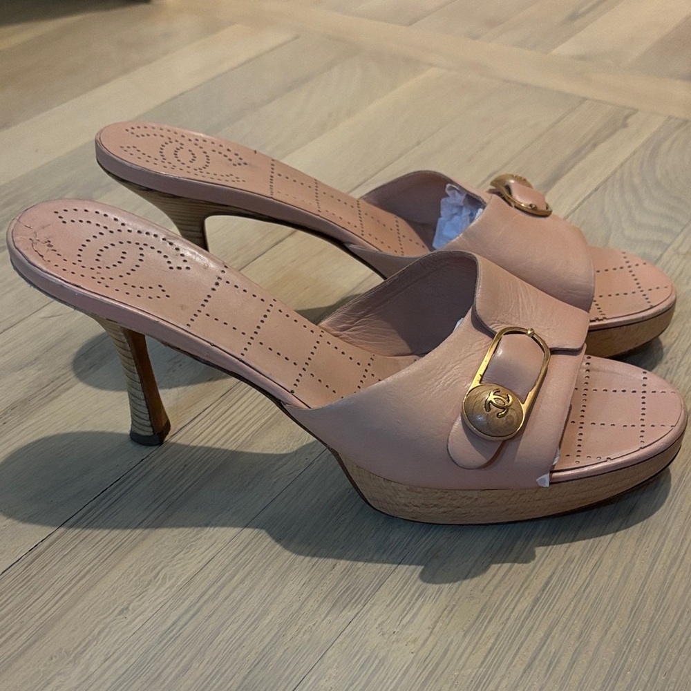 CHANEL Blush Leather Heels with Gold Accent wood heel size 40 US 10 Cruisewear